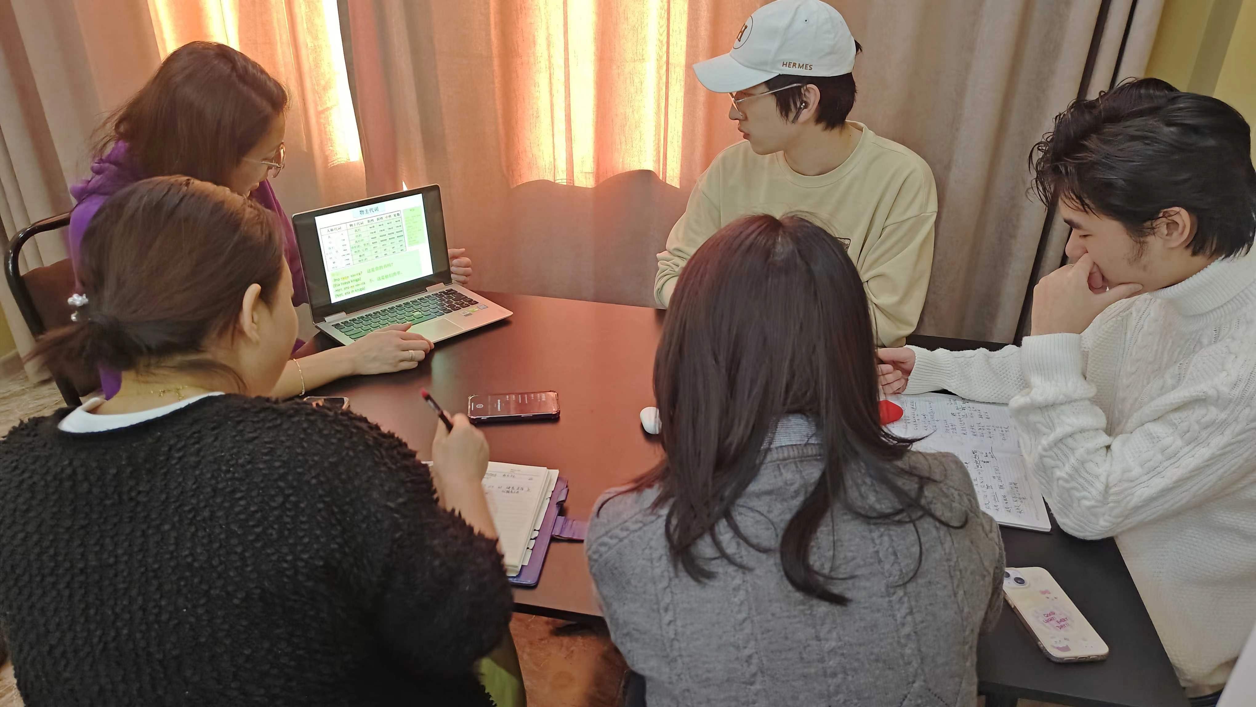 留学生公寓内语言学习上课中